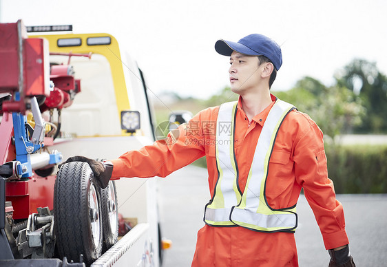 道路救援服务人员图片