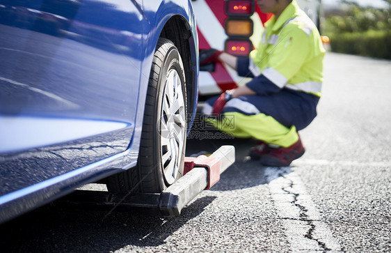 道路救援服务人员安装牵引装置图片