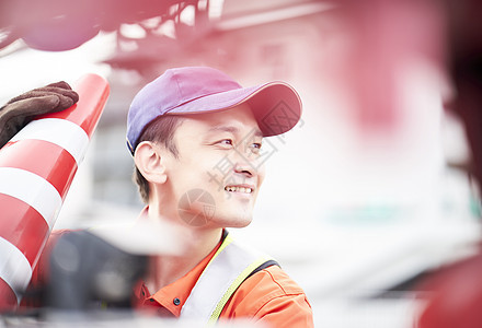 搬运路障锥桶的道路救援服务人员图片