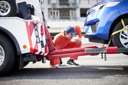 道路救援服务人员检查牵引装置图片