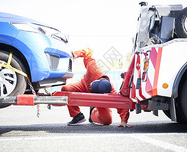 道路救援服务人员检查牵引装置图片