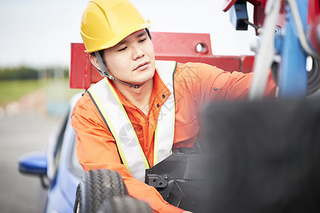 道路救援服务人员检查牵引装置图片