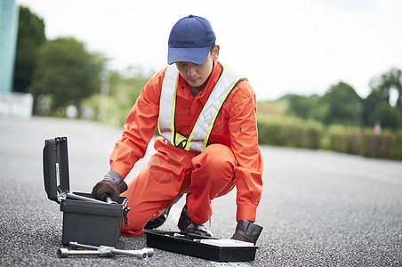 道路救援服务人员准备工具图片