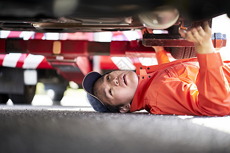 道路救援服务人员车底维修图片