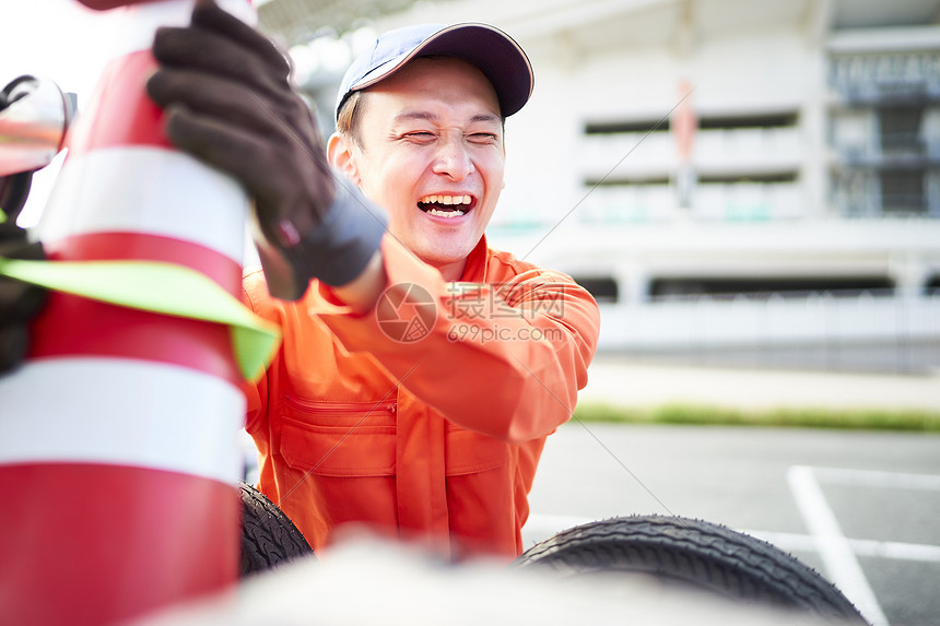 搬运路障锥桶的道路救援服务人员图片