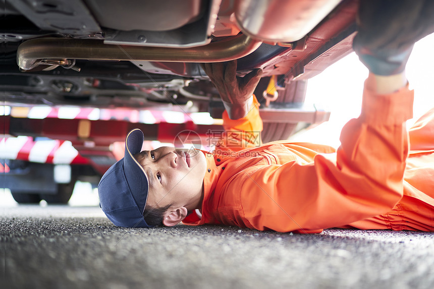 道路救援服务人员车底维修图片