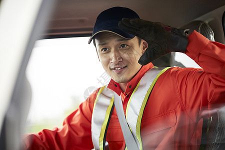 道路救援服务人员开车图片