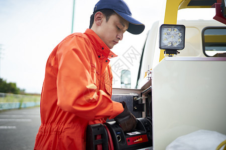 道路救援服务人员工作图片