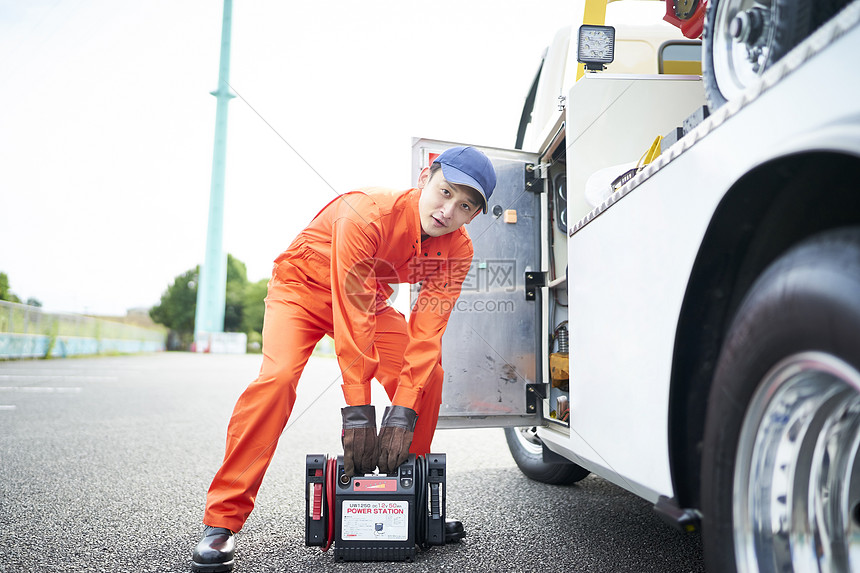 道路救援服务人员图片