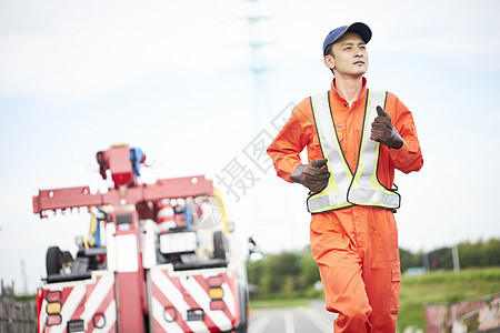 道路上的道路救援服务人员图片