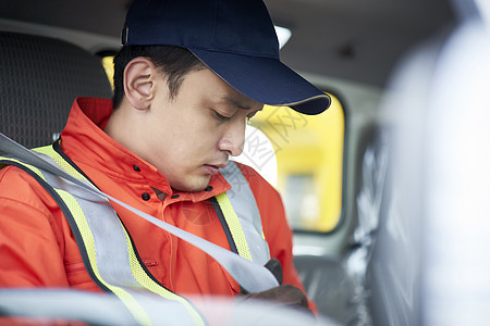 道路救援服务人员开车图片