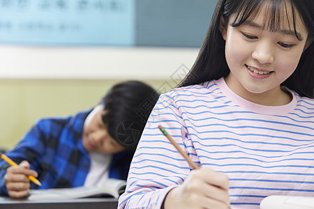 小学生在教室里写作业图片