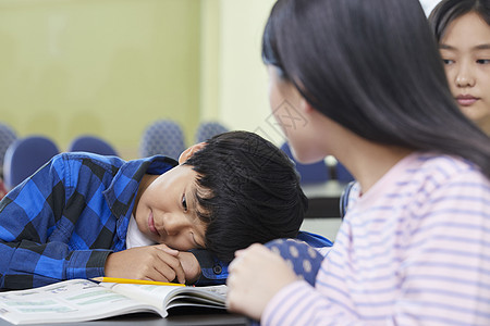 小学生在教室里写作业图片