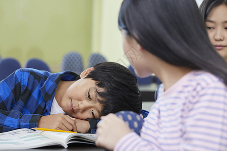 学校教室里不开心的学生图片