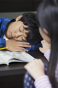 上课时间睡觉的学生图片