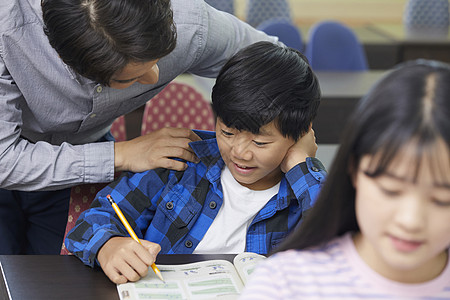 学校老师向学生讲解题目背景图片