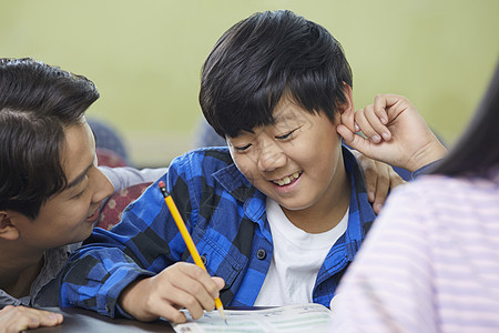 学校老师指导学生题目背景图片