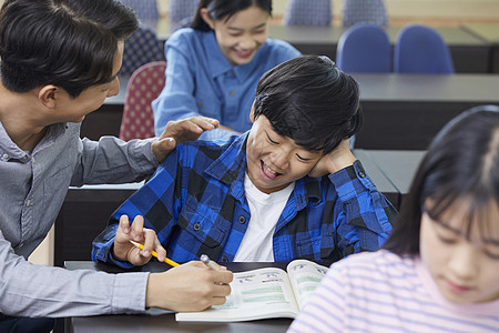 学校课堂老师讲解习题图片