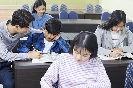 学校课堂老师讲解习题图片