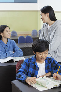 上身在内幸福学校教室学生图片