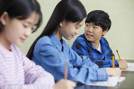 学生在教室内写作业图片