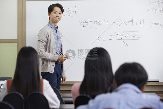 分庭律师小学生煽动学校老师学生图片