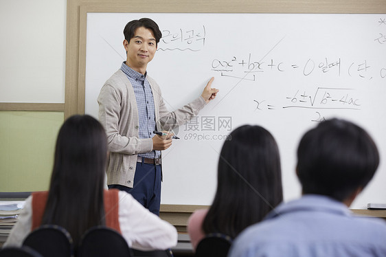 成人成年女子白板学校老师学生图片