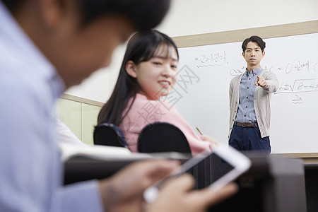 学校老师看到学生玩手机图片