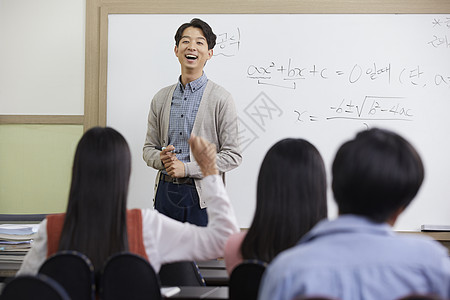 学校老师正在上课图片