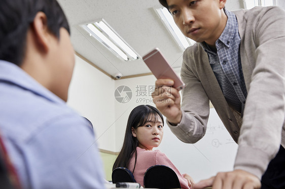 学校老师没收学生手机图片