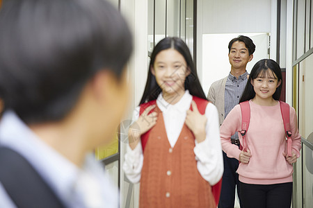 学校走廊的老师学生图片