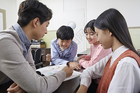 学校老师和学生仔细讲解图片