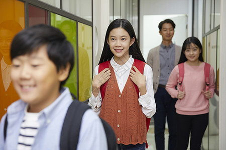 学校走廊的老师学生图片