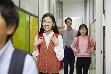 学校走廊里放学的学生们图片