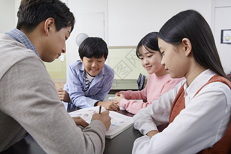 学校老师与学生讲解题目背景图片