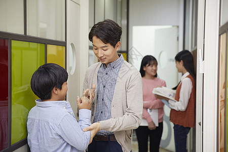 小孩手指卡塔米特学校走廊老师学生图片