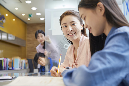 学院书桌成人学校老师学生图片