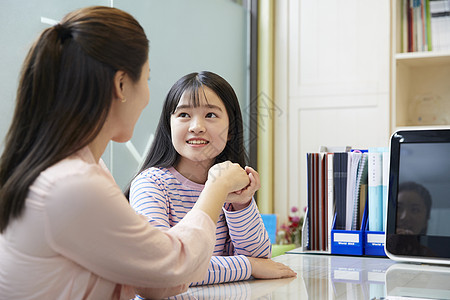 书桌会议女儿妈妈学生孩子图片