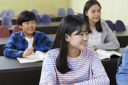 学校教室里学生学习图片