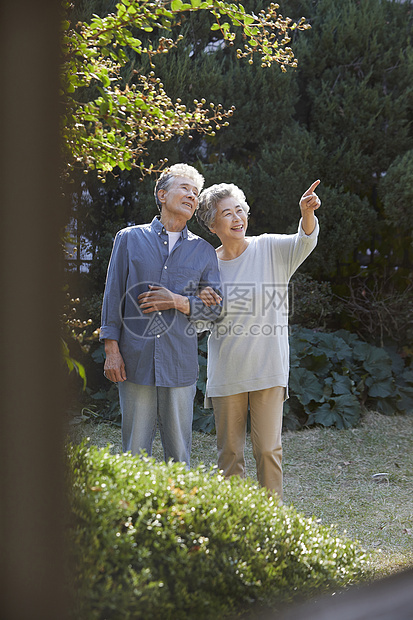 户外散步的老夫老妻图片