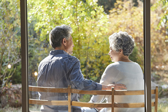 韩国人打破长凳家庭老夫妇丈夫妻子长椅休息图片