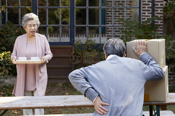 成年男子腰痛图片