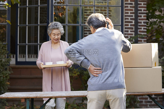 成年男子腰痛图片