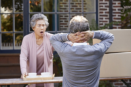 判断食物壳家庭老夫妇丈夫妻子盒子脖子痛苦图片素材