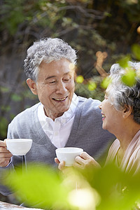 老年夫妇户外喝茶图片