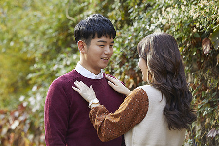 枫树触摸成人情侣拥抱图片素材