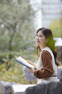 阅读成年女子强烈的感情年轻女子小溪读书图片