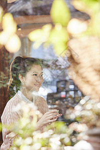 成人反射动作生活年轻女子茶馆图片