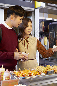 前视图年轻女子年轻人情人情侣约会食物图片