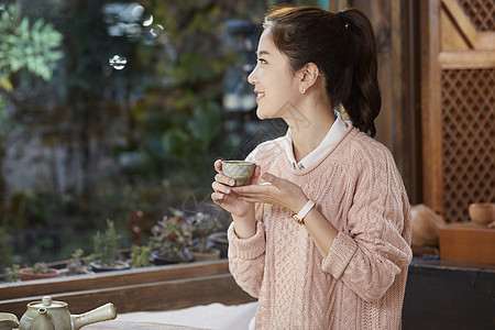 年轻女子茶馆喝茶图片